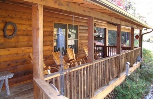 Highlands Cabin | Cedar Log Cabin <10 mins to Main St, 2 Fireplaces, Fast Sat Wifi, Hot Tub