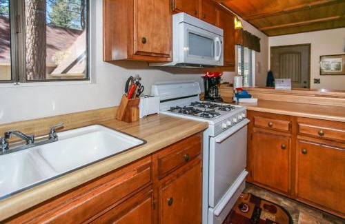 Big Bear House | Cedar Pines - Mountain home in a tree filled neighborhood with WIFI