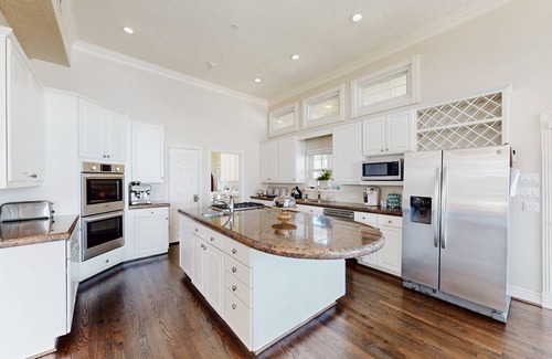 Walden on Lake Conroe House | CedarGrove Hideaway | Newly renovated house in Montgomery with dock & kayaks