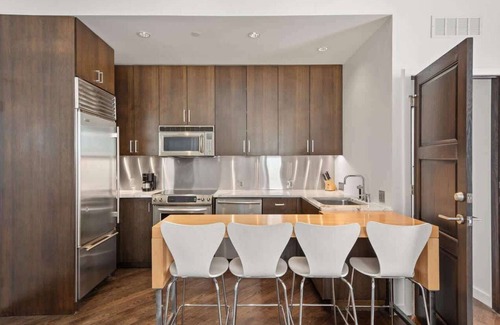 Downtown Apartment | Center of Aspen 2 BR | AC, Sundeck, Hot-Tub!
