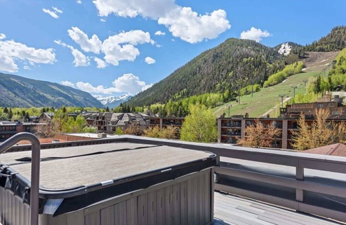 Downtown Apartment | Center of Aspen 2 BR | AC, Sundeck, Hot-Tub!