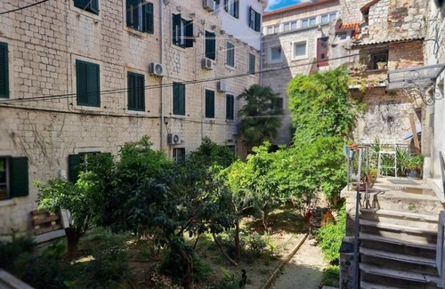 Old Town Apartment | Center room D16 in the ancient Roman palace