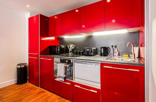 Bristol Floating Harbour Apartment | Central 2BR Flat - free parking - fast Wi-Fi