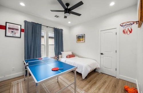 Greater Third Ward House | Central 4bd - Outdoor Movie - Ping Pong - BBQ