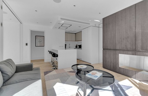 Fitzrovia Apartment | ❄️ Central A/C | 👑 King | 🔓 FlexPolicy | ⏰ EarlyDrop | 🌞 Balcony | 🧼 W/D