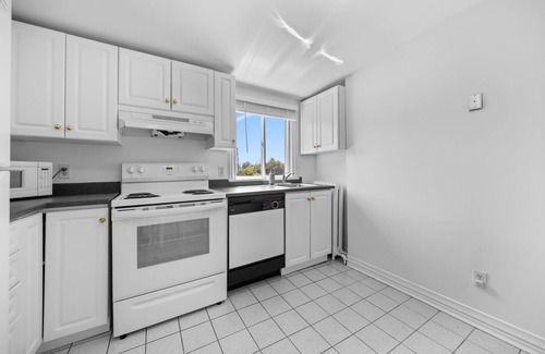 Old Ottawa East Apartment | Central Canal 2 Bedrm w/private entrance, parking, deck, close to everywhere