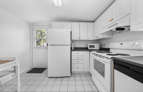Old Ottawa East Apartment | Central Canal 2 Bedrm w/private entrance, parking, deck, close to everywhere