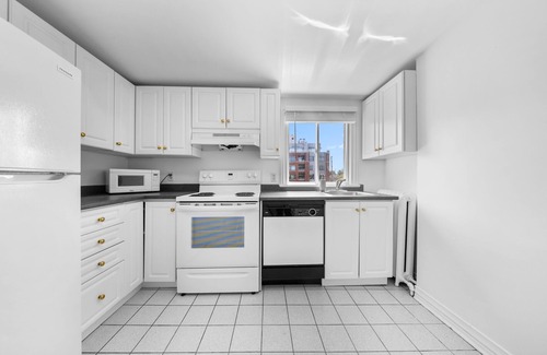 Old Ottawa East Apartment | Central Canal 2 Bedrm w/private entrance, parking, deck, close to everywhere