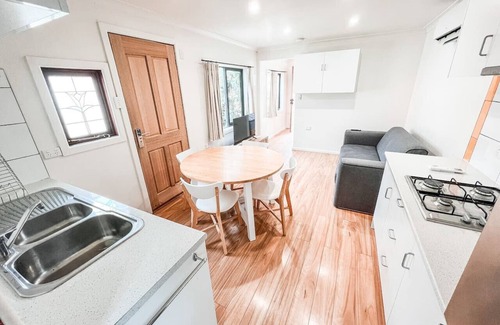 Castlemaine House | Central Castlemaine studio on steam train line