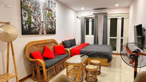 Hang Buom House | Central entire house in Hanoi beer street