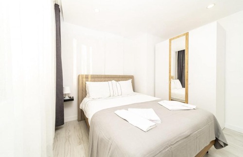 Eski Lara Apartment | Central Flat with Terrace in Muratpasa