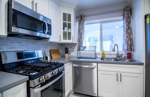 Millbrae House | Central Gem, Chic Retreat: 8BR/5.5BA Large Home in Milbraen