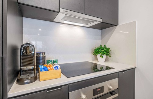 Mount Gravatt East Apartment | Central Location: Near Westfield & 11 kms to City!