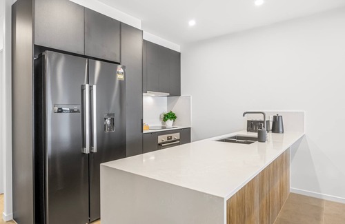 Mount Gravatt East Apartment | Central Location: Near Westfield & 11 kms to City!