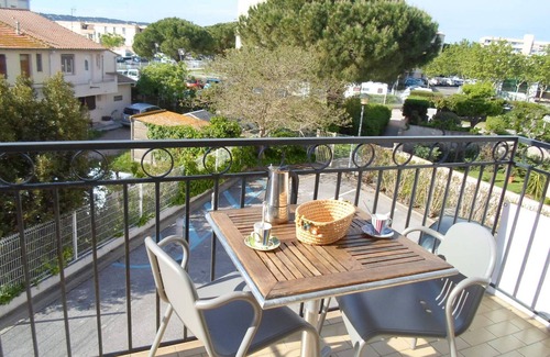 Balaruc-les-Bains Apartment | Central Location with Terrace – Cozy Studio, Pet Friendly, Free WiFi, Near Shops & Thermal Baths