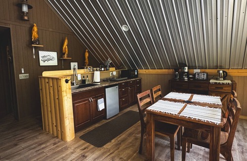 Moose Pass Cabin | Central location with WiFi in charming Moose Pass.