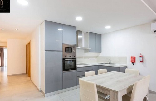 Tal-Ghoqod Apartment | Central modern Suite perfect for long/short + AC