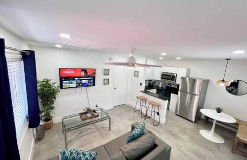 Lake Ridge Apartment | Central, Modern & Stylish 1Br 1Bath Apt in Lake Ridge