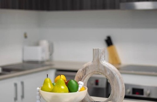 Toowong Apartment | Central of Toowong! Neat Apt Near Station