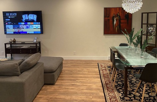 Saint-Laurent House | Central Saint-Laurent, Montreal Triplex - fits 8PPL