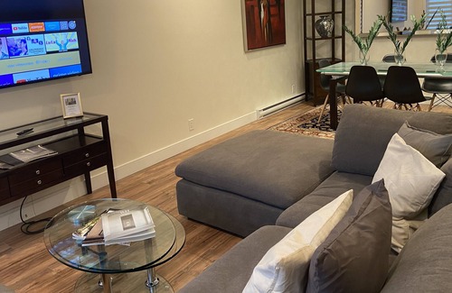 Saint-Laurent House | Central Saint-Laurent, Montreal Triplex - fits 8PPL
