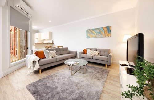 Albury House | Central Style at the Gardens - Stunning three bedroom classic in the heart of Albury