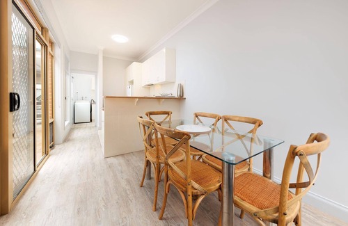Albury House | Central Style at the Gardens - Stunning three bedroom classic in the heart of Albury