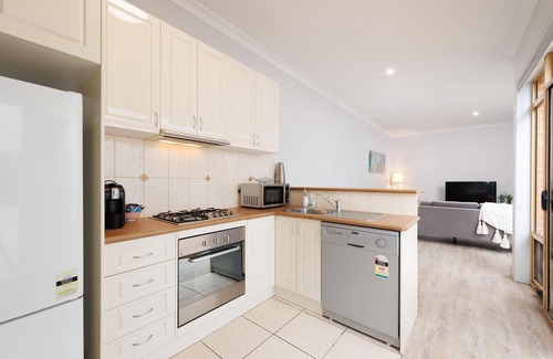 Albury House | Central Style at the Gardens - Stunning three bedroom classic in the heart of Albury