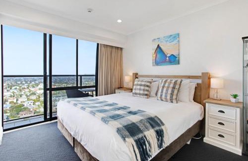 Takapuna Apartment | Central Takapuna Jacuzzi Gym Tennis Views