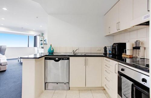 Takapuna Apartment | Central Takapuna Jacuzzi Gym Tennis Views