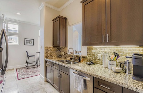 South Central Houston House | Central Townhome Walk to Parks, Museums & More