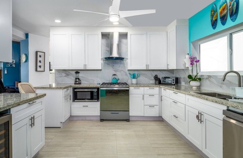 Rosendal Apartment | Centrally located 3br with pool, incredible harbor views!