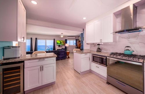 Rosendal Apartment | Centrally located 3br with pool, incredible harbor views!