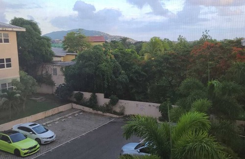 Saint Andrew Apartment | Centrally located Barbican Kingston getaway