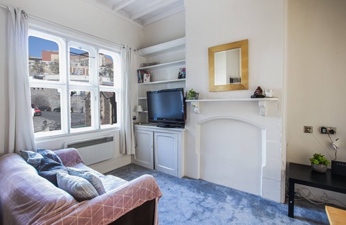 Bristol Floating Harbour Apartment | Centrally-located flat in stunning period building