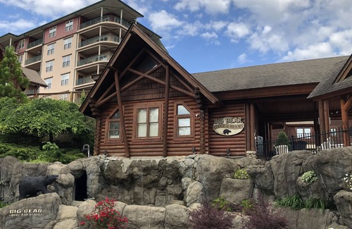Pigeon Forge Condo | Centrally Located, Mins to Dollywood & Gatlinburg and The Great Smoky Mountains!