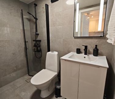 Sala Apartment | Centralt gästhus i Sala med kök, trädgård & Wi-Fi