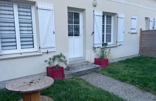 Pierrefonds Apartment | centre Pierrefonds superbe appartement + parking