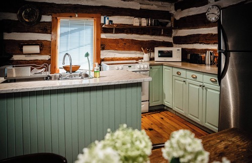 Drummond-North Elmsley Cottage | Century old log cabin on the beach