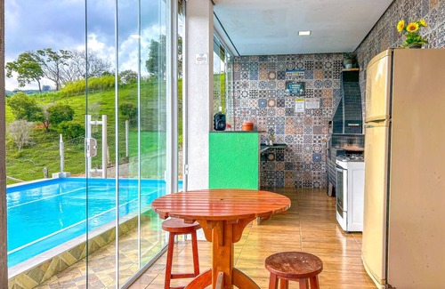 Extrema House | Chácara com WiFi, piscina,churrasqueira e conforto