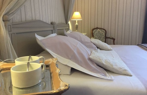 Sainte-Cecile Bed & Breakfast | Château de Belle-Vue