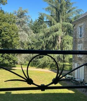 Celle-Levescault Bed & Breakfast | Château de La Grange