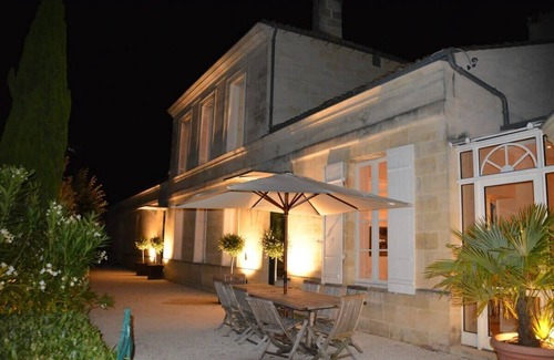 Saint-Ciers-de-Canesse House | Château La Tuilière: pool and it's own wineyard