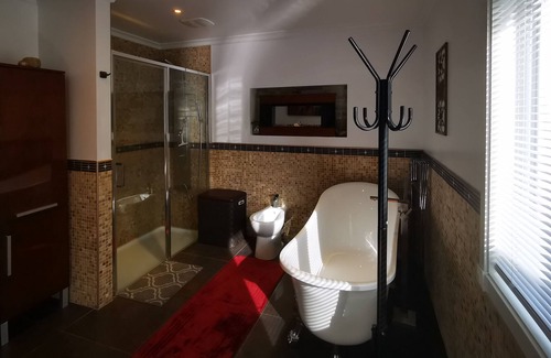 Sainte-Lucie-des-Laurentides Cottage | Cheerful vast 5 bedrooms single level house with lake access