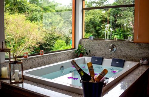 Costas House | Chalé Canto do Galo 2 - Hidro da Jacuzzi, Lareira Ecológica, Cozinha Completa, Wi-Fi 80mbps, próximo a comércio local e relaxando ao som do riacho