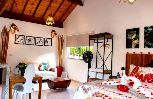 Costas House | Chalé Canto do Galo 2 - Hidro da Jacuzzi, Lareira Ecológica, Cozinha Completa, Wi-Fi 80mbps, próximo a comércio local e relaxando ao som do riacho