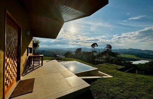 Joanopolis Ski Chalet | Chalé com borda infinita vista para represa