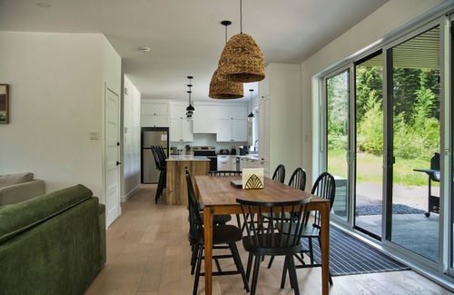 Entrelacs Ski Chalet | Chalet Bèlkay | 1h From Montreal | lake, hot tub, firepit, family-friendly