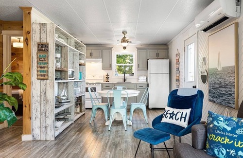 Cormierville Cottage | Chalet bleu vue a la Baie de Cocagne
