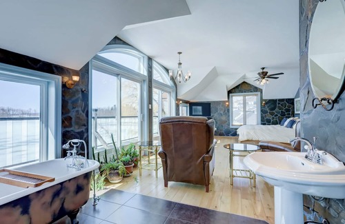 Pincourt Ski Chalet | Chalet Chaleureux Sur Le Bord De L'eau Naviguable